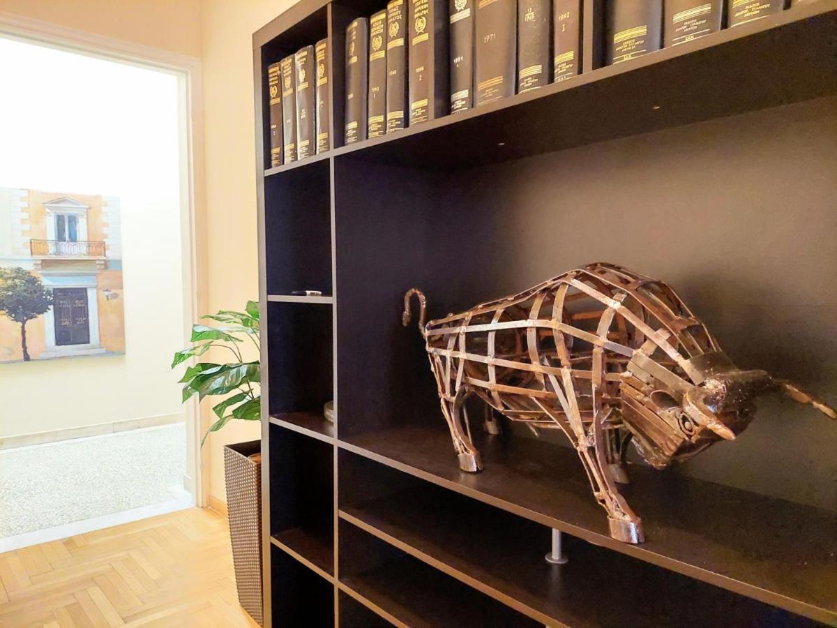 Grand Apartment In Parliament Square أثينا المظهر الخارجي الصورة